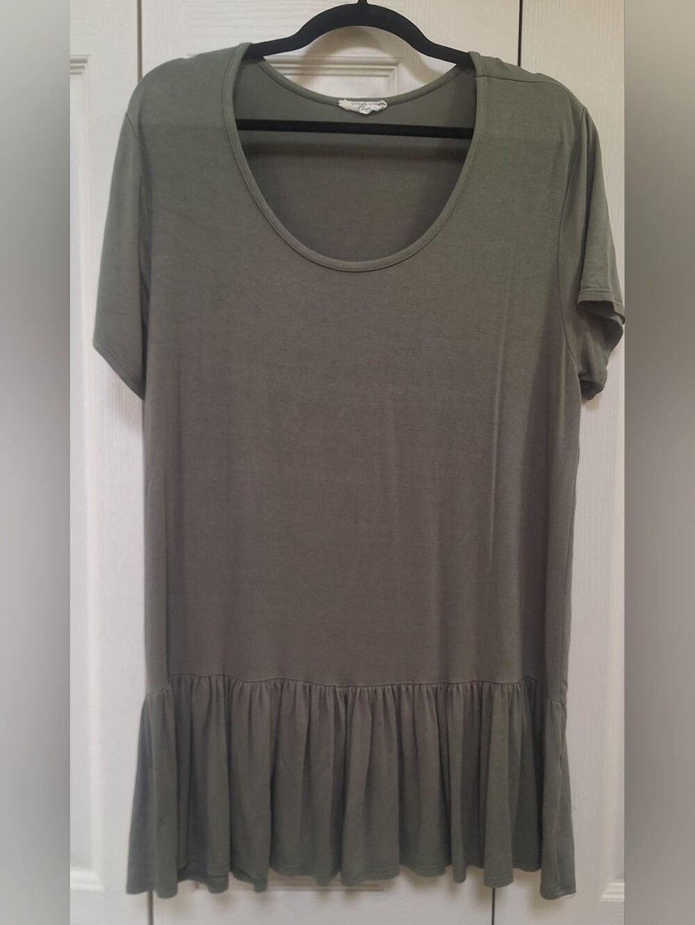 1x Ruffle-Hem Scoop Neck Tunic in Olive